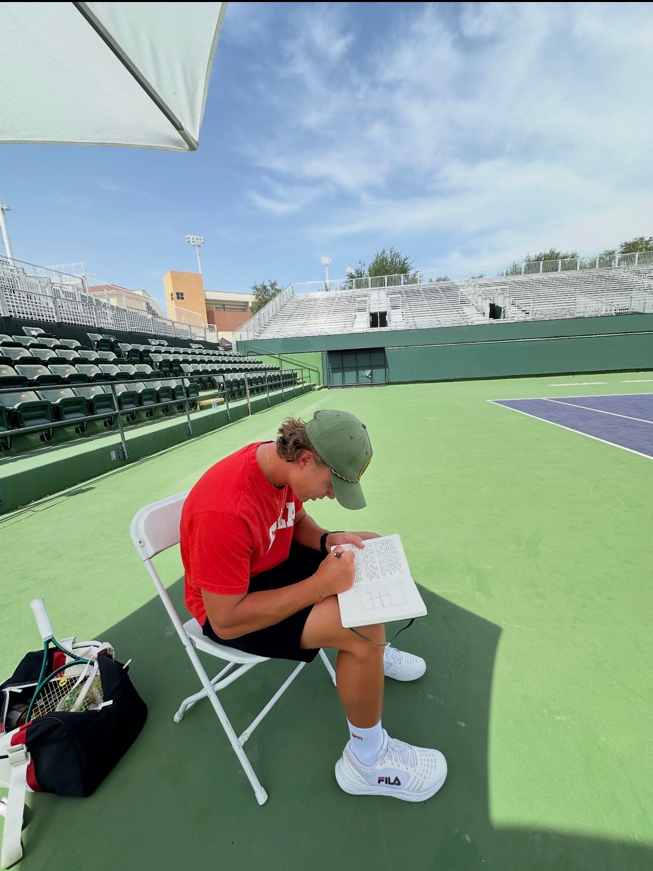 Kuba Ostajewski preparing for a WTA match.